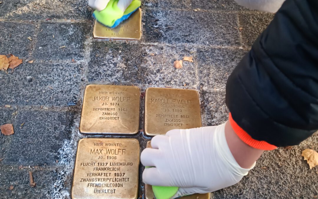Gegen das Vergessen: Die 9a putzt Stolpersteine